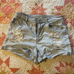 Women’s American Eagle Super Distressed Mom Short in 14